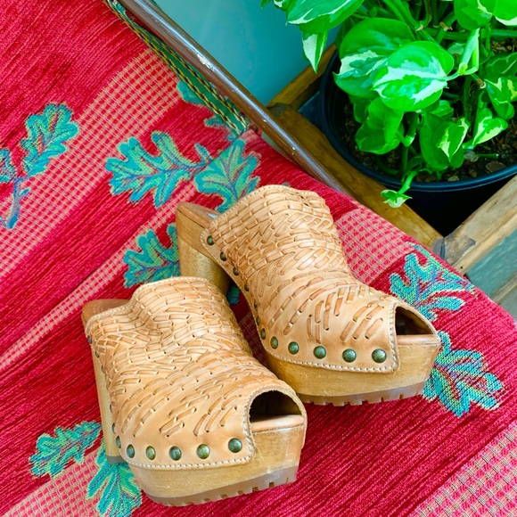 Gorgeous Zara studded high heeled clogs camel color size 37 eu 6.5 US - Picture 2 of 6